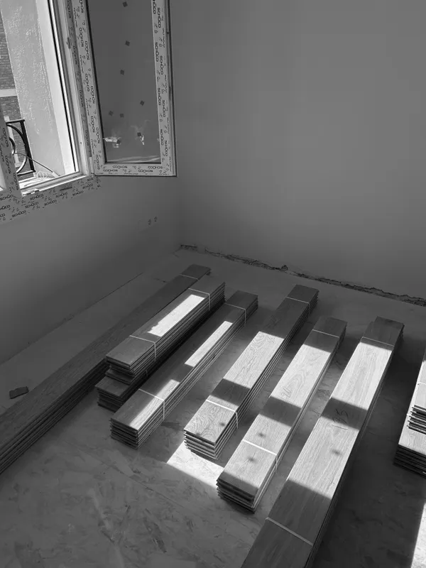 material de obras junto a ventana.Cr1bGtbZ