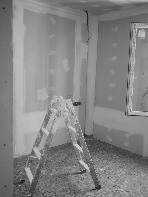 escalera en obras.DTNE9fdn
