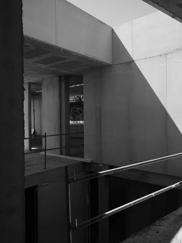 espacio entre pasilla con patio interior.DbkT2OKC