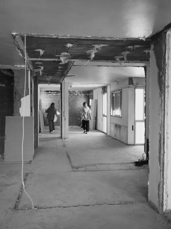 espacio en obras tras demolición con trabajadores.DLEjhntI