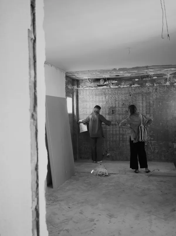 trabajadores tomando decisiones en obra.C mkXM_t