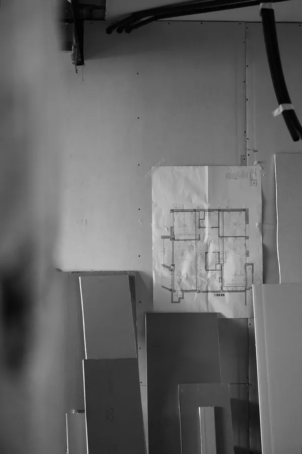 pared con planos de obra.DXeTDU5G