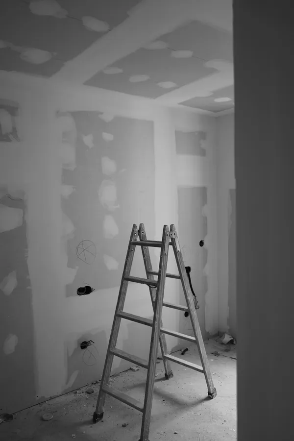 escalera junto a pared en obras.BYeLY6VI