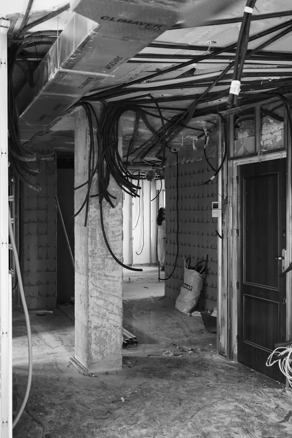 espacio en obras total con cableado al descubierto.ayAHd6C_