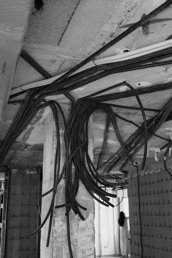 esquina en obras con cableado al descubierto. RaySRqX